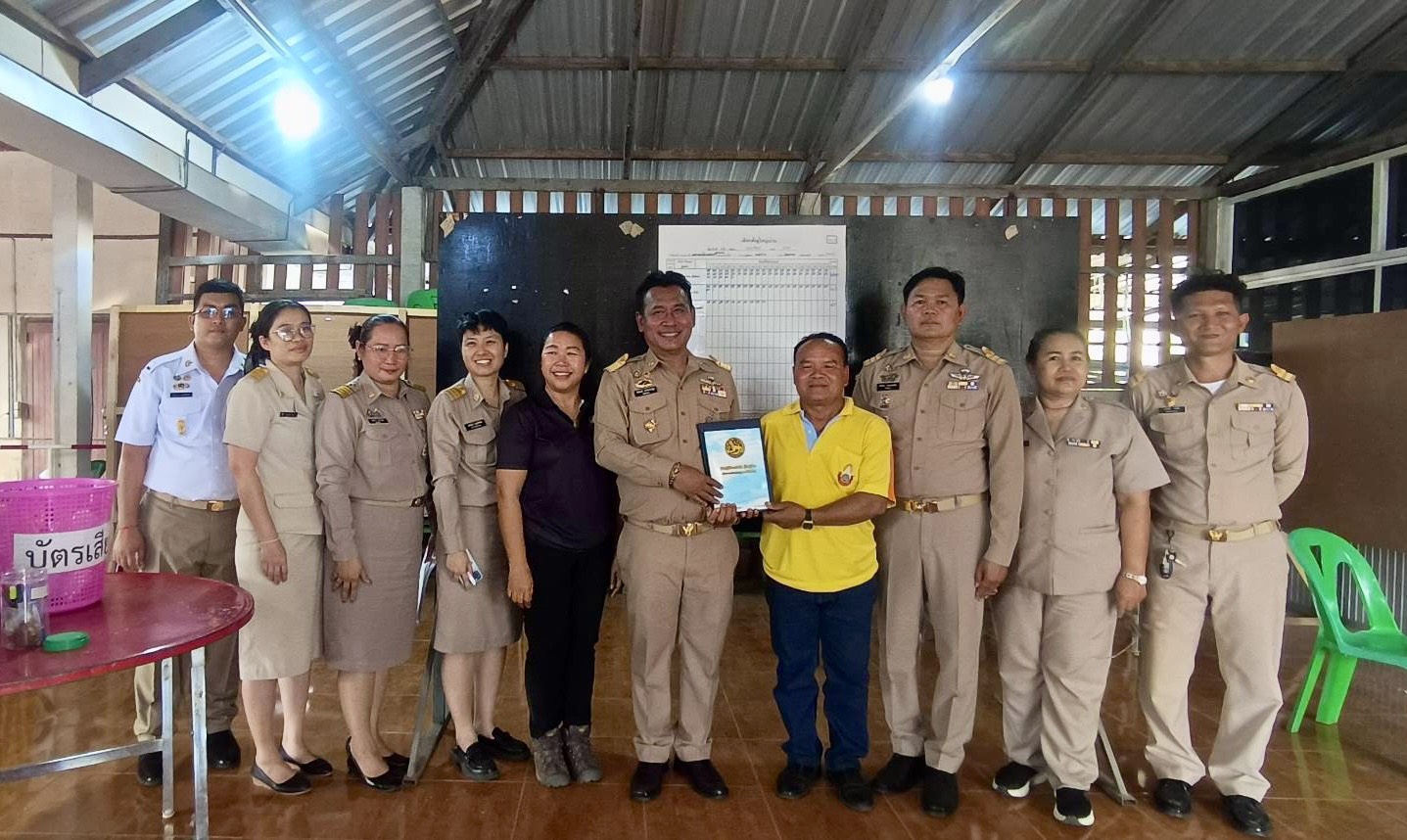 👮‍♂️เจ้าหน้าที่ สพอ.วัฒนานคร ร่วมปฏิบัติหน้าที่กรรมการการดำเนินการเลือกตั้งผู้ใหญ่บ้าน บ้านเขาพรมสุวรรณ หมู่ที่ 5 ตำบลแซร์ออ