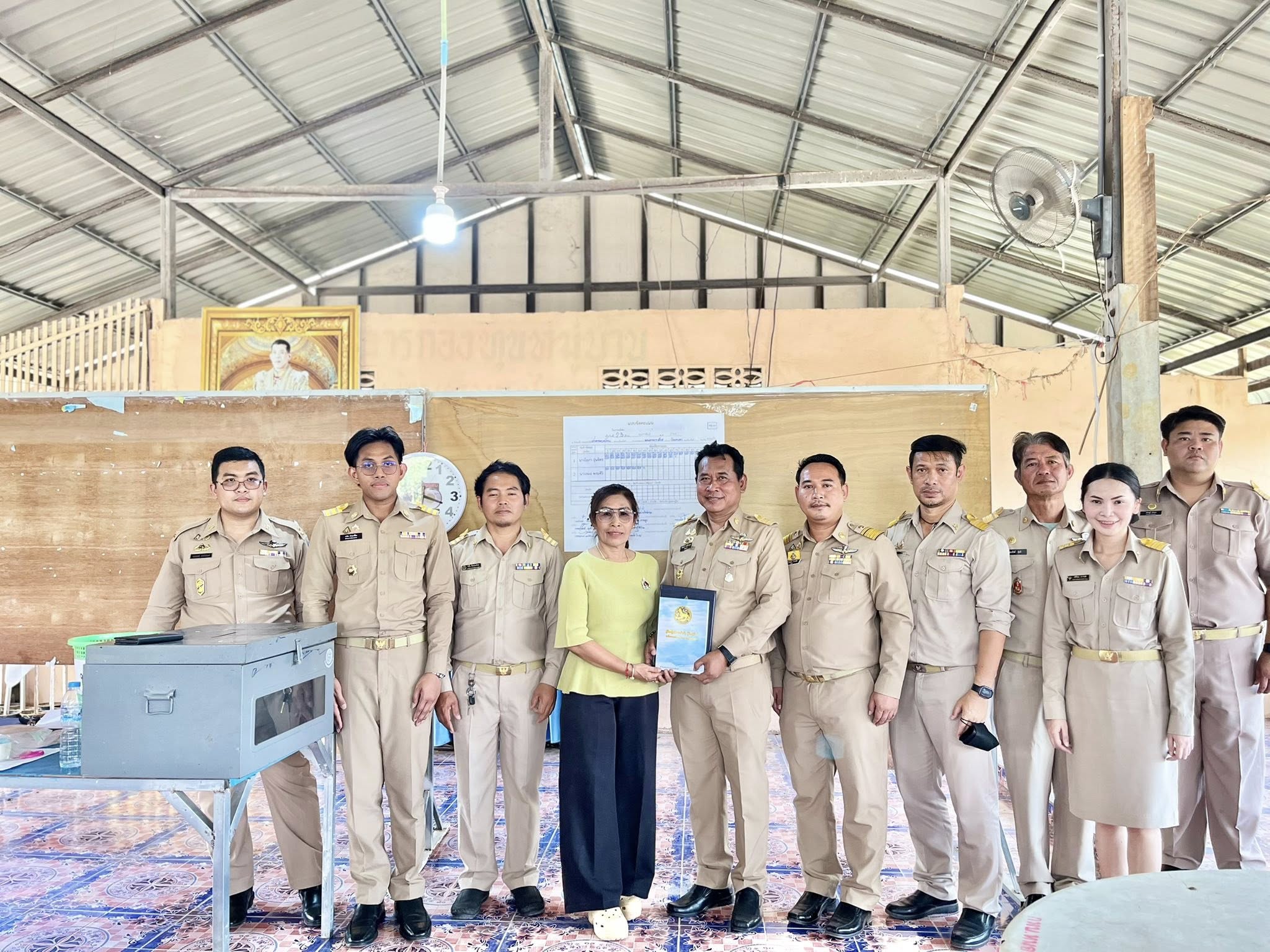 📄👮‍♂️เจ้าหน้าที่ สพอ.วัฒนานคร ร่วมปฏิบัติหน้าที่กรรมการการดำเนินการเลือกตั้งผู้ใหญ่บ้าน  หมู่ที่ 7 ตำบลหนองหมากฝ้าย